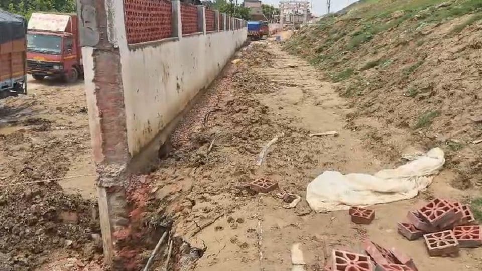 Agra Civic Body Issues Notice After Boundary Wall of Under-Construction Buddha Park Tilts