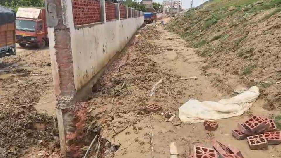 नगर निगम ने तोड़ी दीवार।