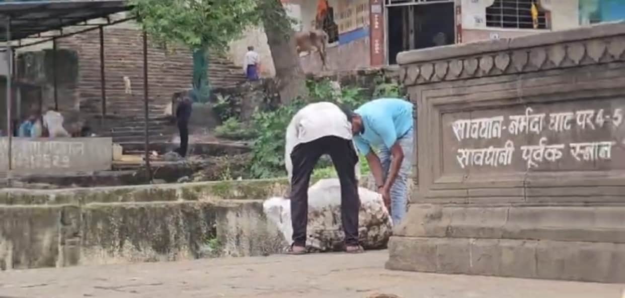 Indore News: Municipal council employees themselves are polluting the Narmada; garbage collected from the ghat