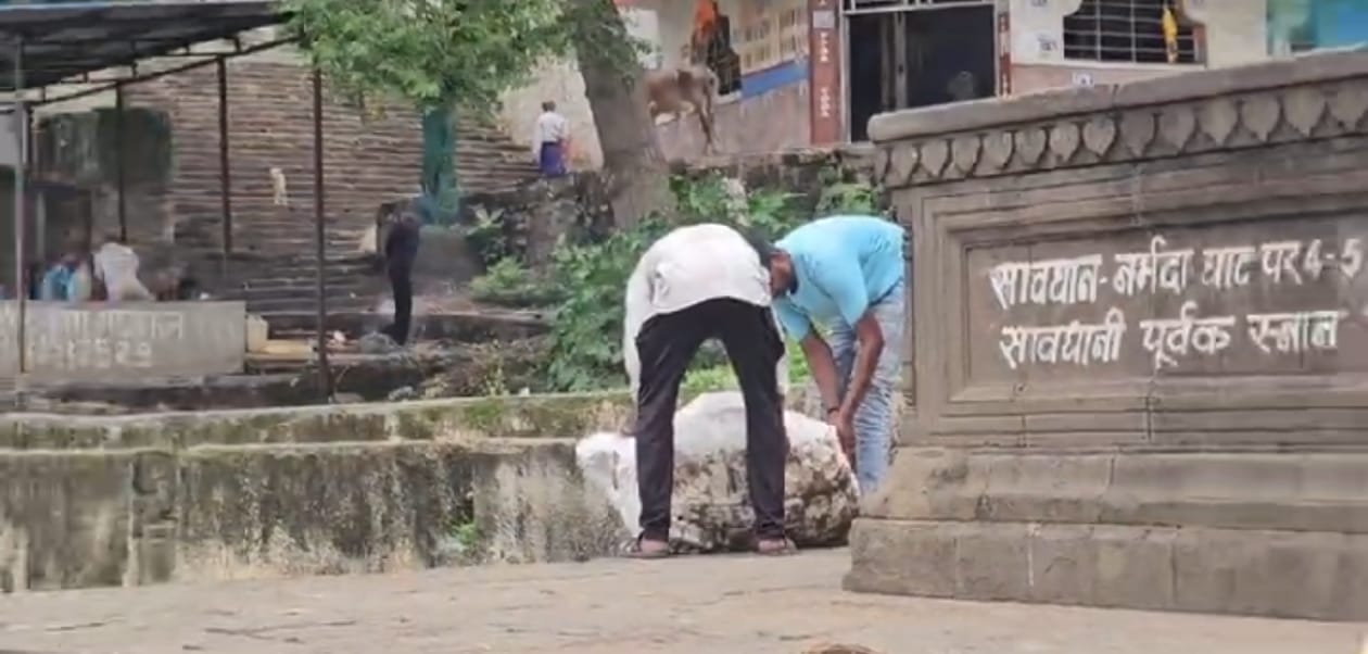 नर्मदा नदी में डाला कचरा।