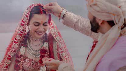 Pics Shows Palak Purswani Marries Boyfriend Rohan Khanna In A Simple Wedding Ceremony At The Isha Yoga Center