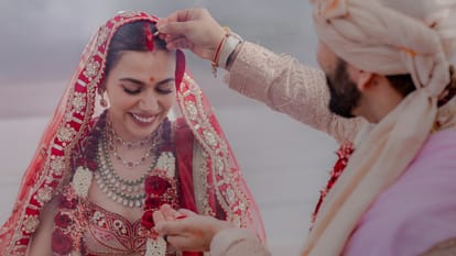 Pics Shows Palak Purswani Marries Boyfriend Rohan Khanna In A Simple Wedding Ceremony At The Isha Yoga Center