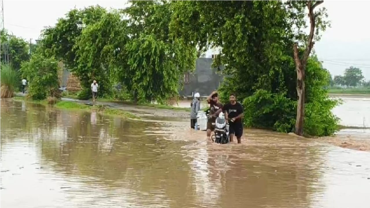 पानी से गुजरते ग्रामीण