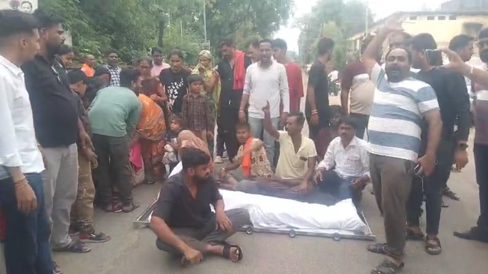 परिजनों ने किया प्रदर्शन