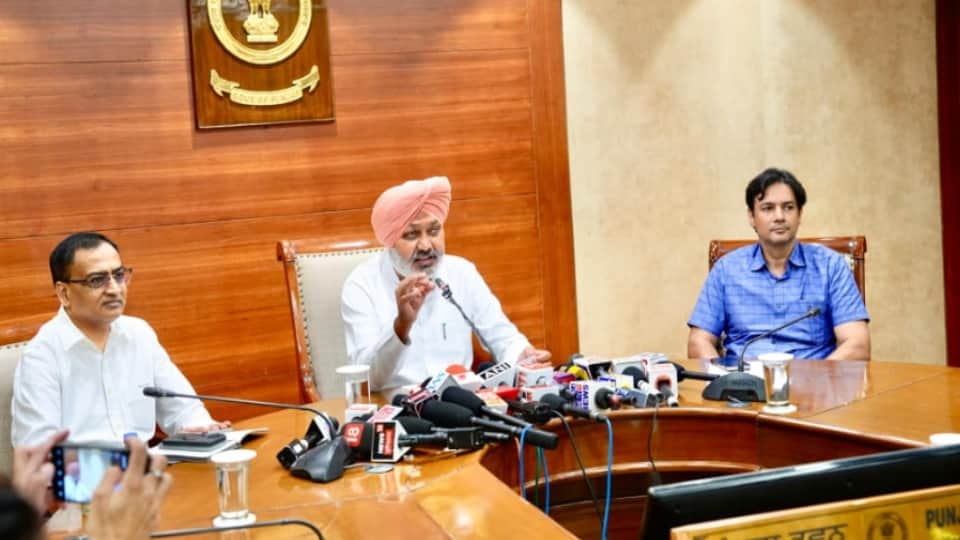 प्रेस कॉन्फ्रेंस करते परिवहन मंत्री हरपाल सिंह चीमा