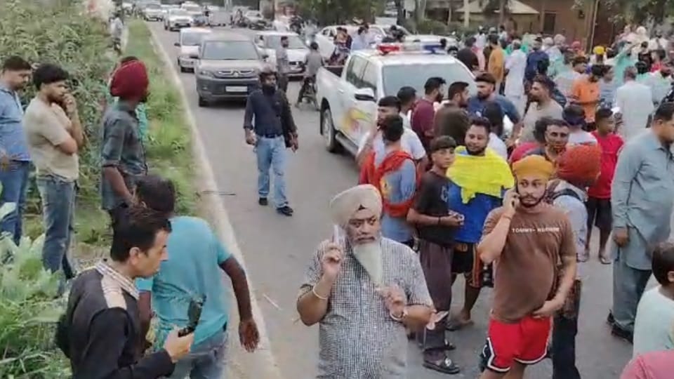 माैके पर जुटी भीड़