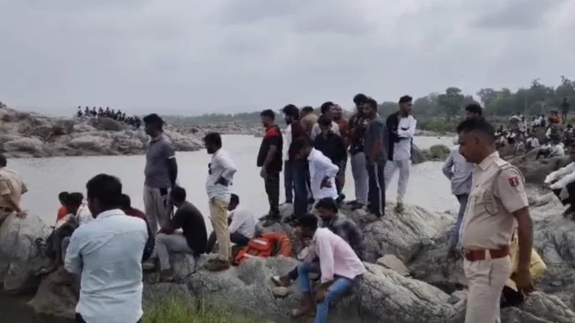नदी के पास मौजूद लोग