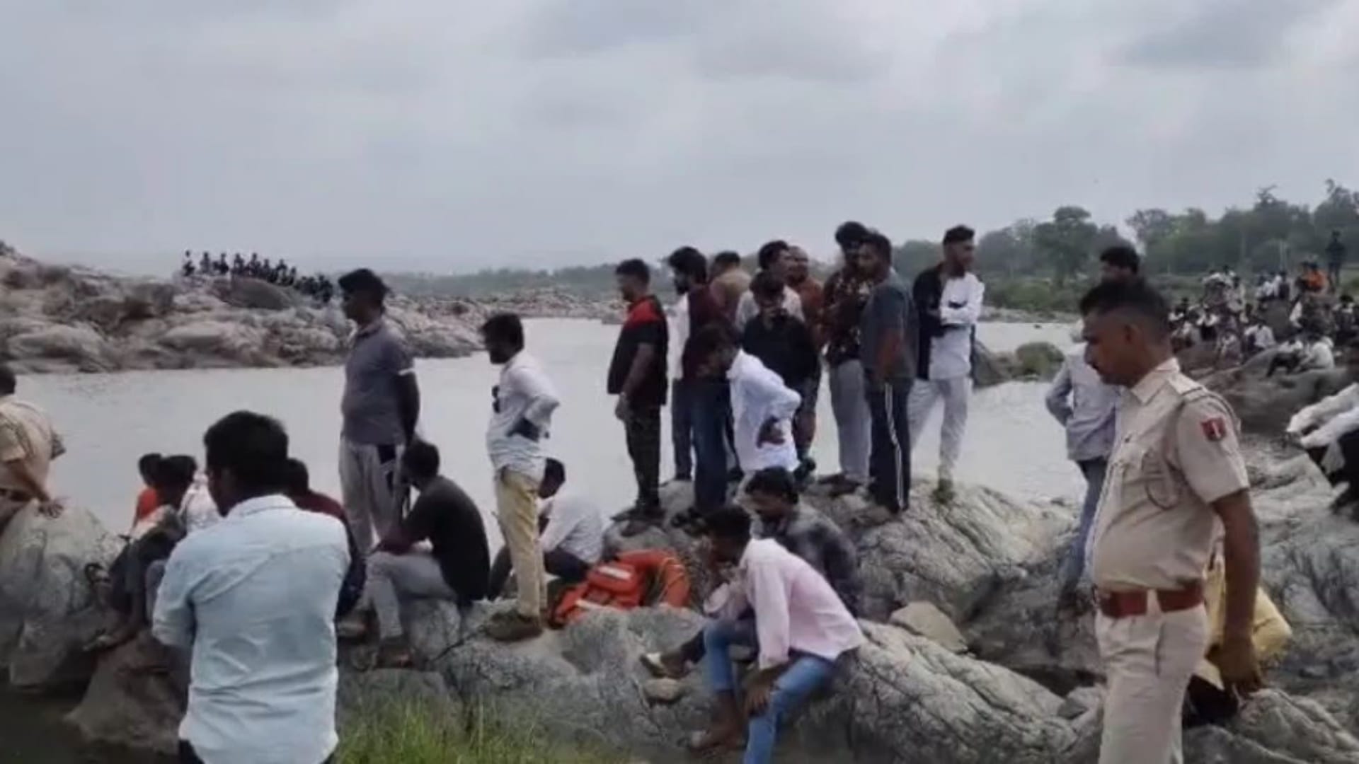 नदी के पास मौजूद लोग