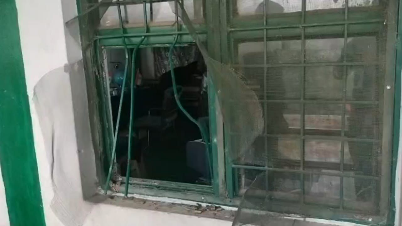 स्कूल में तोड़फोड़
