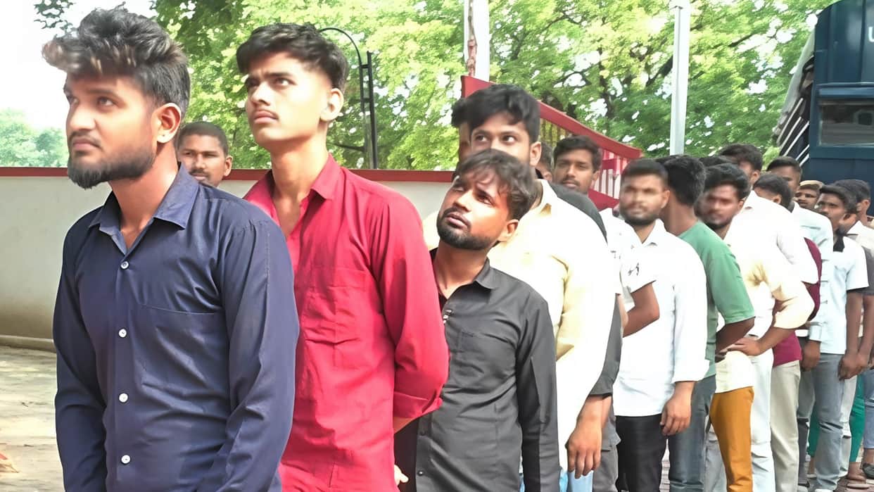 1000 youths defrauded crores 19 arrested transactions worth 4 crore in mastermind account in varanasi