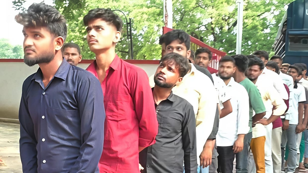 1000 youths defrauded crores 19 arrested transactions worth 4 crore in mastermind account in varanasi