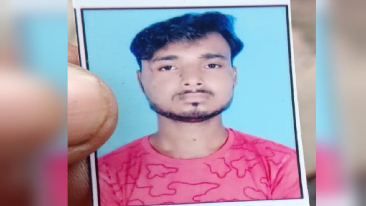 Body of a motor mechanic found floating in the Yamuna beneath the new bridge; dogs had mauled and eaten half t
