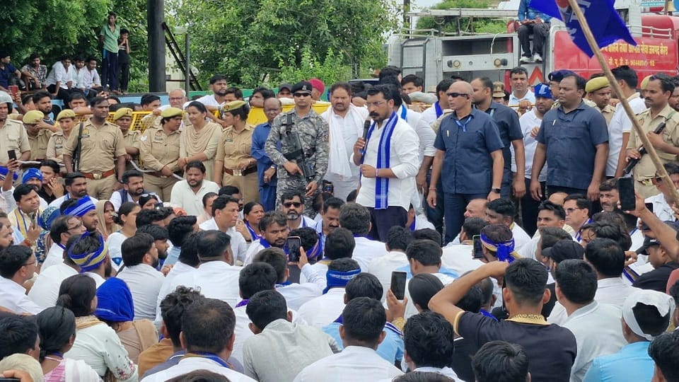टोल प्लाजा पर कार्यकर्ताओं को संबोधित करते सांसद चंद्रशेखर।