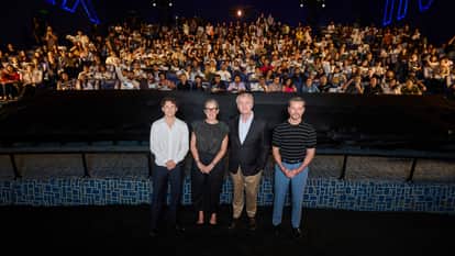 Viral Video Shows Christopher Nolan Asks Fans Who Is Better Tom Or Matt During The Odyssey Promotion