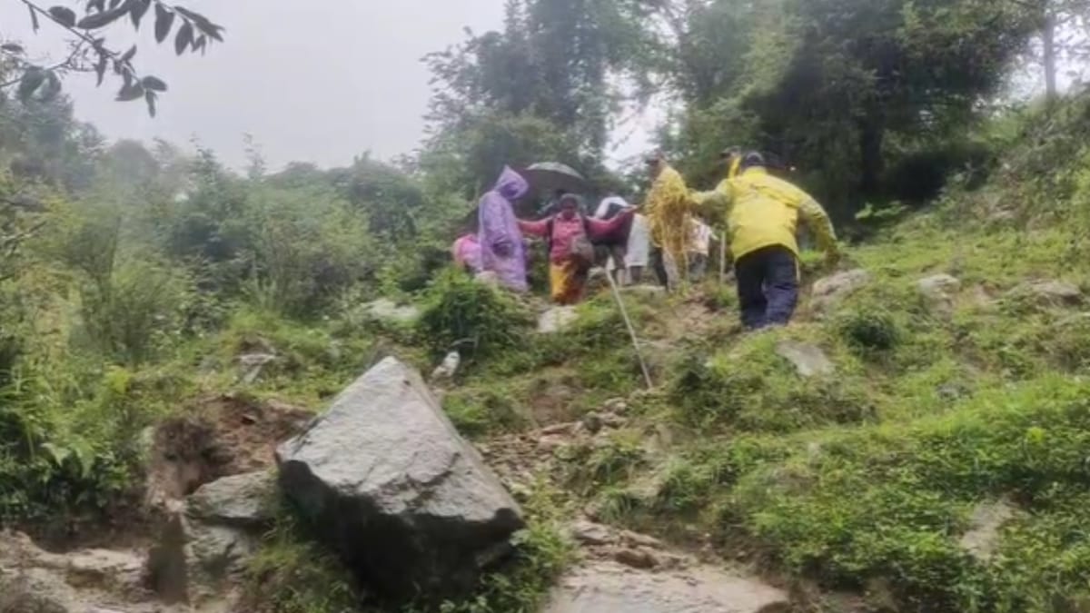 Uttarkashi: यमुनोत्री मार्ग पर मलबा आने से सड़क बंद, फंसे सौ श्रद्धालुओं को एसडीआरएफ ने सुरक्षित निकाला