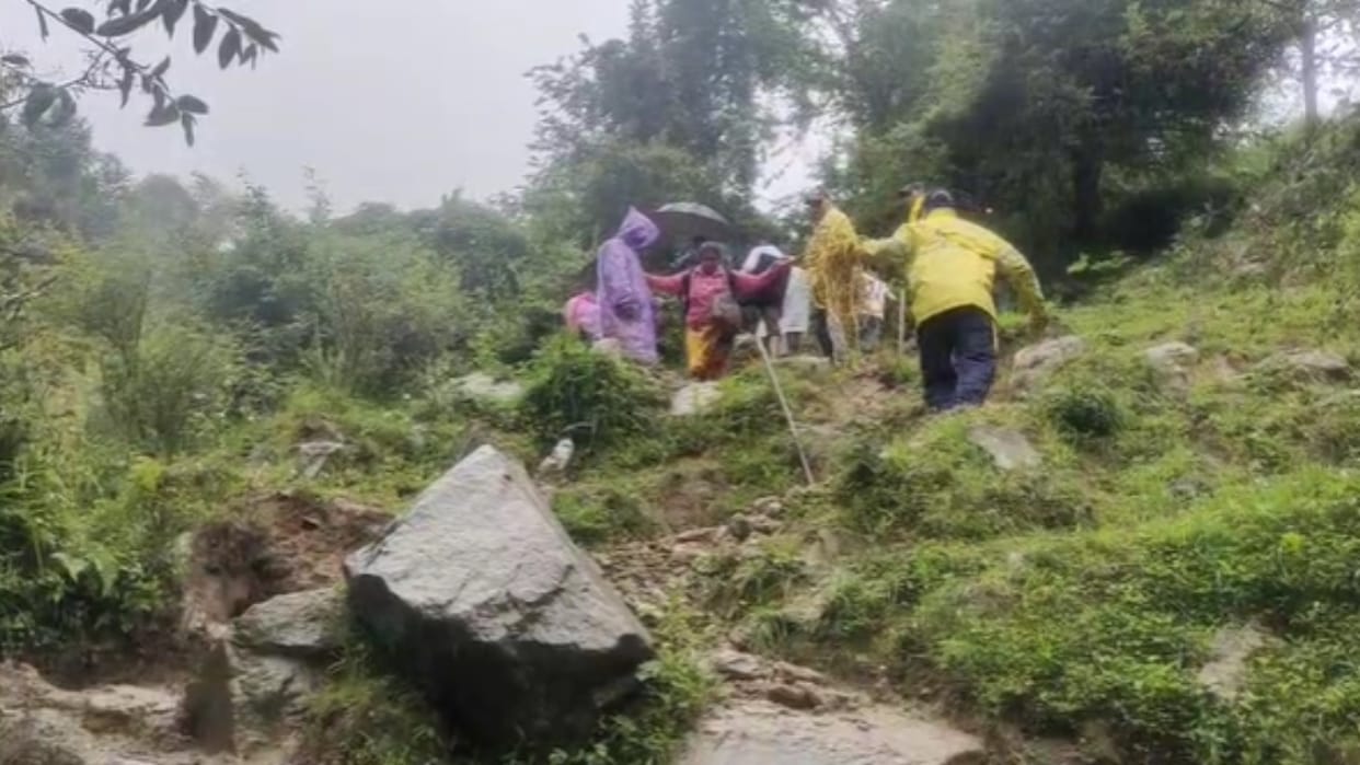 Yamunotri Highway Blocked due to Landslide SDRF Rescues 100 Pilgrims Uttarkashi Uttarakhand Weather News
