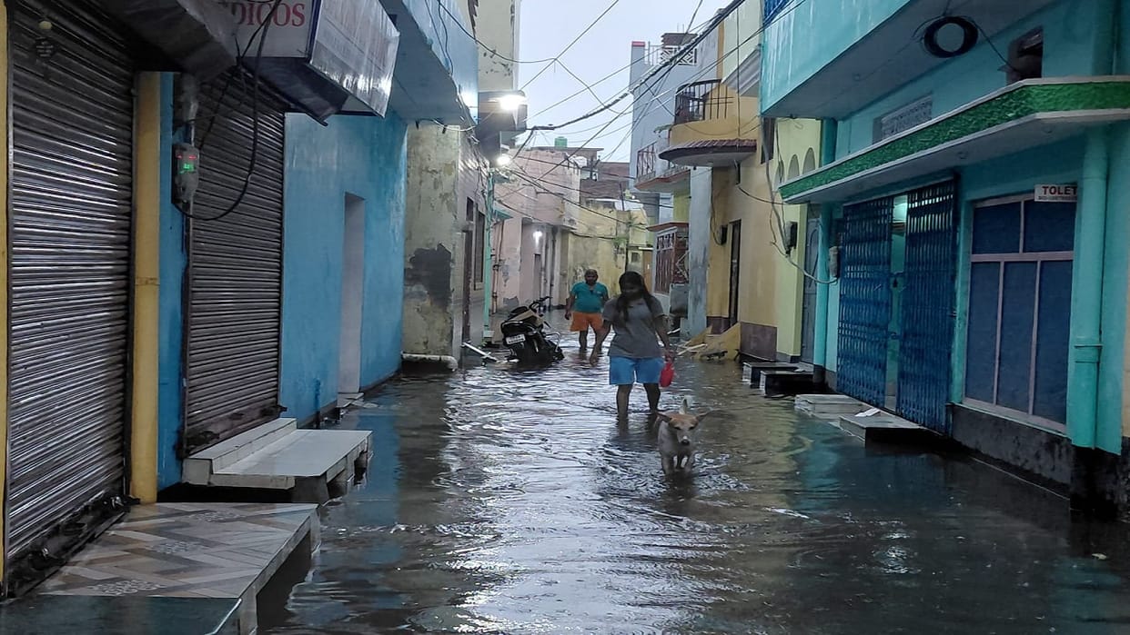 Waterlogging on roads due to rain in Pilibhit