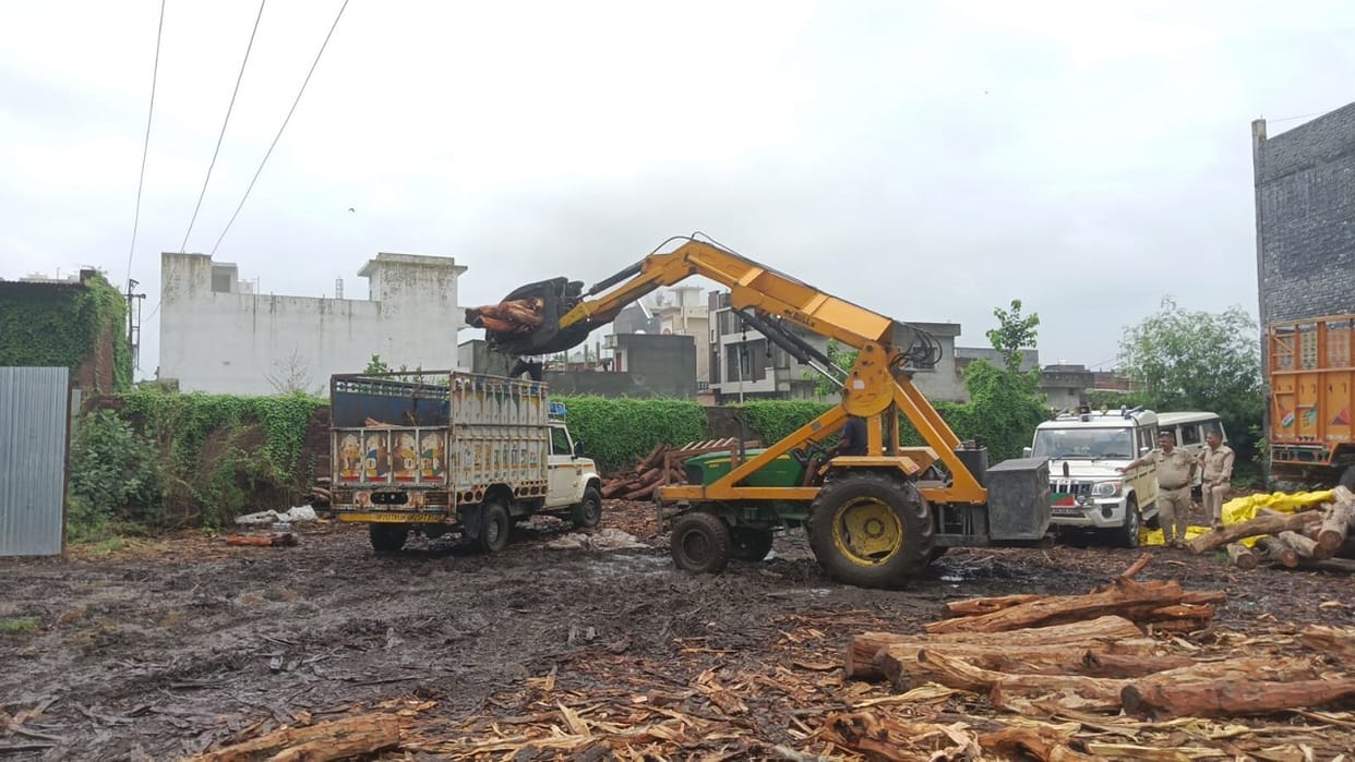 Uttarakhand Forest Department team raided Baheri and recovered wood worth Rs 20 lakh from the warehouse