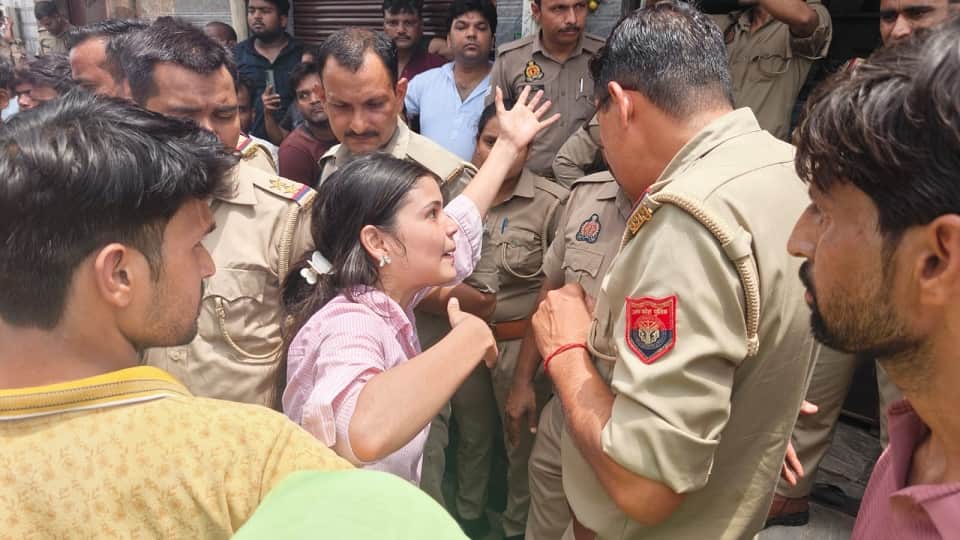 Mechanic dies in Agra family creates ruckus protests for six hours