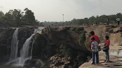 अमृतधारा जलप्रपात में सुरक्षा व्यवस्था ध्वस्त