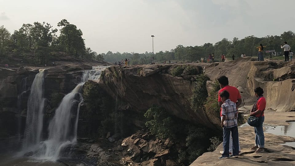 Security system collapsed in Amritdhara waterfall lives of tourists in danger in Chhattisgarh