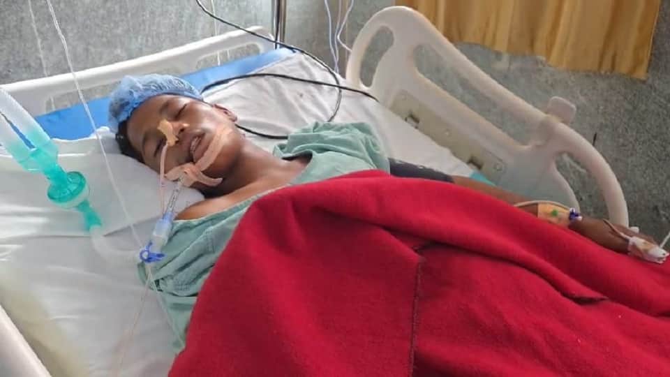 अस्पताल में भर्ती घायल छात्र