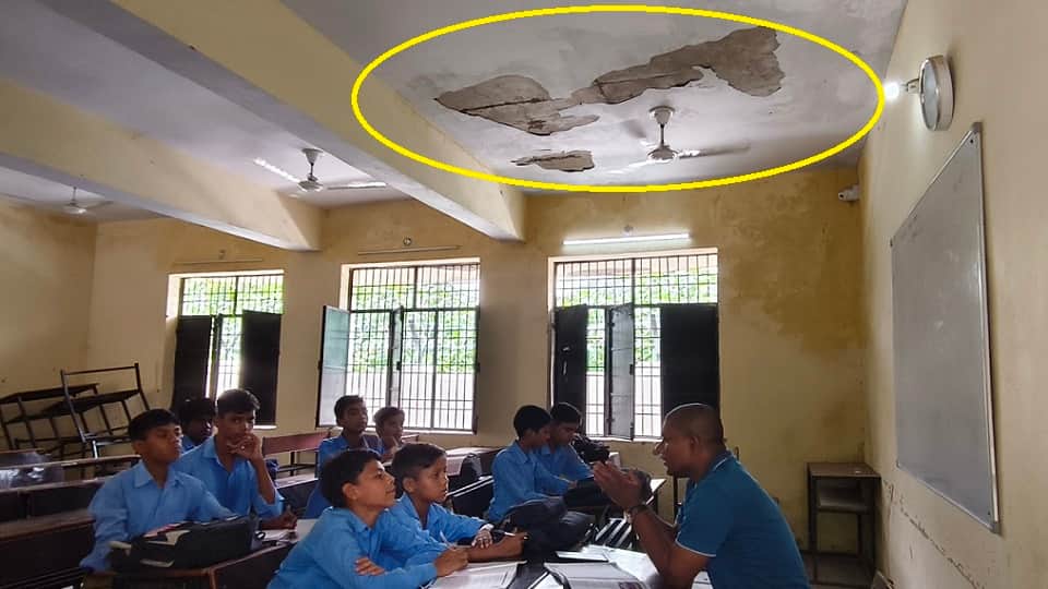 Plaster falling off the new building of Naurangilal Government Inter College, Aligarh