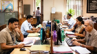 बुजुर्ग कर्मचारी