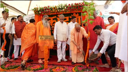 CM Yogi planted a sacred Triveni sapling on Gorakhpur Link Expressway and a Maulshree sapling in Mohaddipur