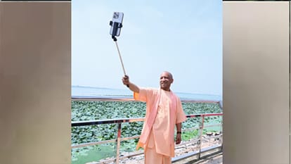पौधरोपण के बाद सीएम योगी ने ली सेल्फी