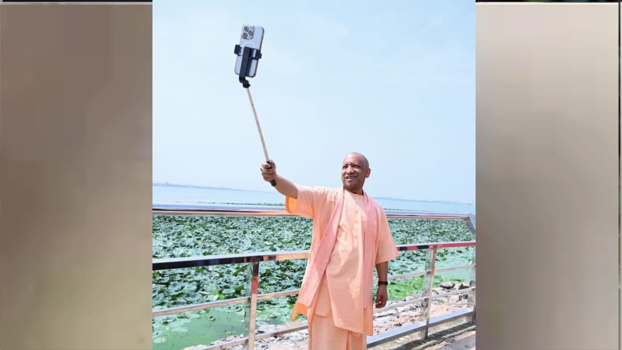 CM Yogi planted a 'Maulsari' sapling and took a selfie on the banks of Ramgarh Tal.