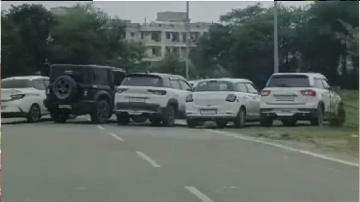 Cars parked on the road near Gorakhpur's Nauka Vihar for the sake of making Reels – video goes viral.