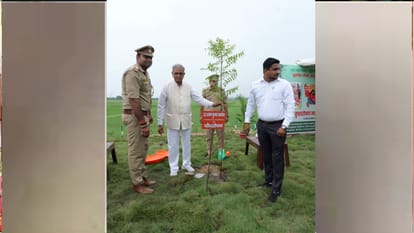 CM Yogi planted a sacred Triveni sapling on Gorakhpur Link Expressway and a Maulshree sapling in Mohaddipur