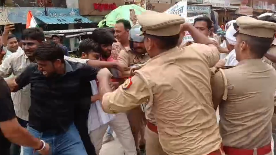Congress workers, who were going to burn the effigy of the Excise Minister, clashed with the police