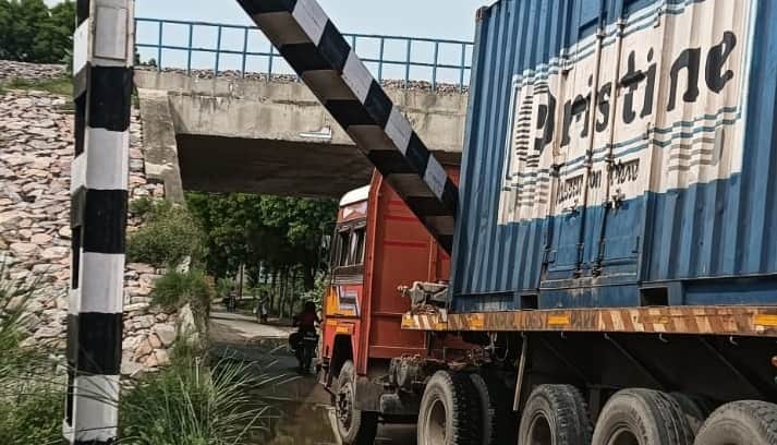 Kanpur Careless driver damages security gate traffic on the route comes to a complete standstill