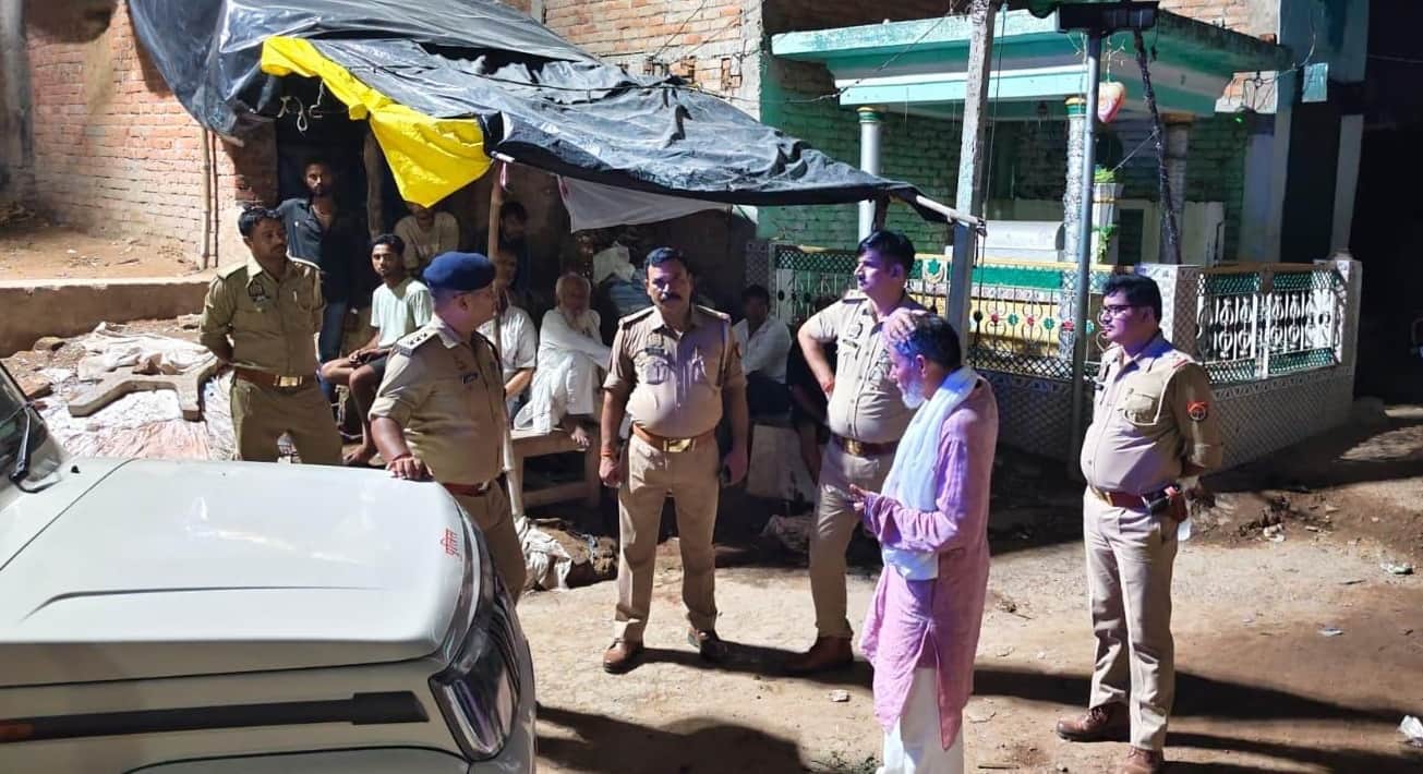 घटनास्थल पर जांच करती पुलिस