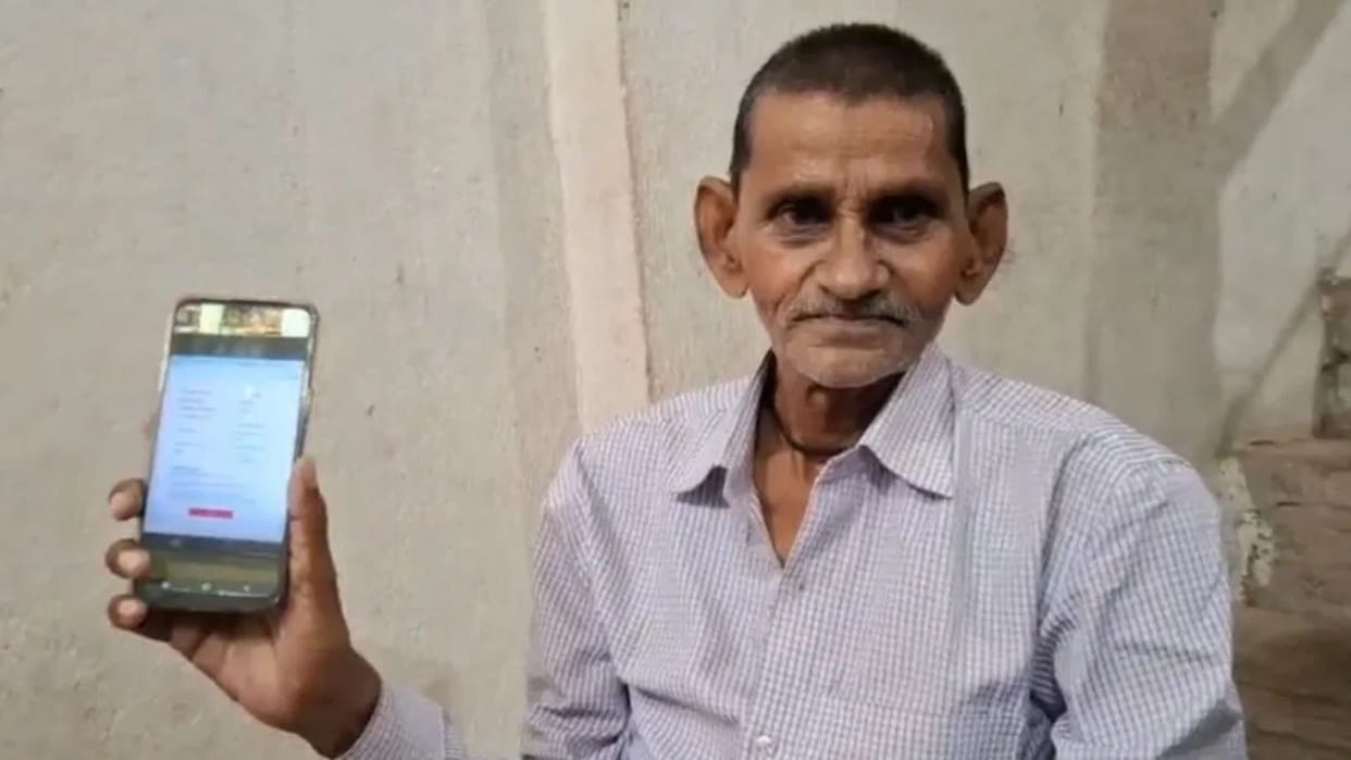 gaya e rickshaw driver sees 7 60 billion balance in bank account bank orders no transactions today bihar news