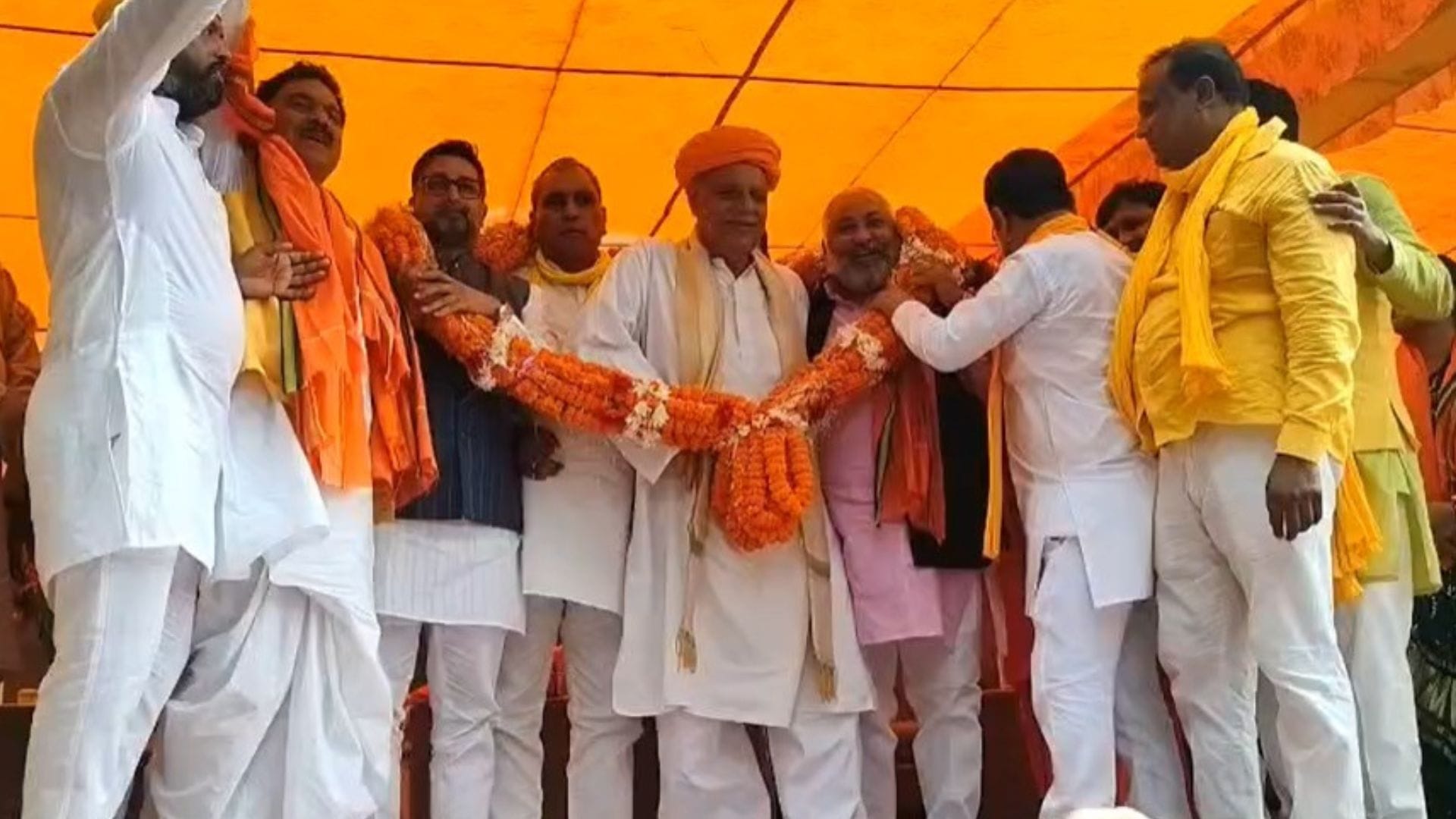 मंच पर नेताओं का हुआ सम्मान।