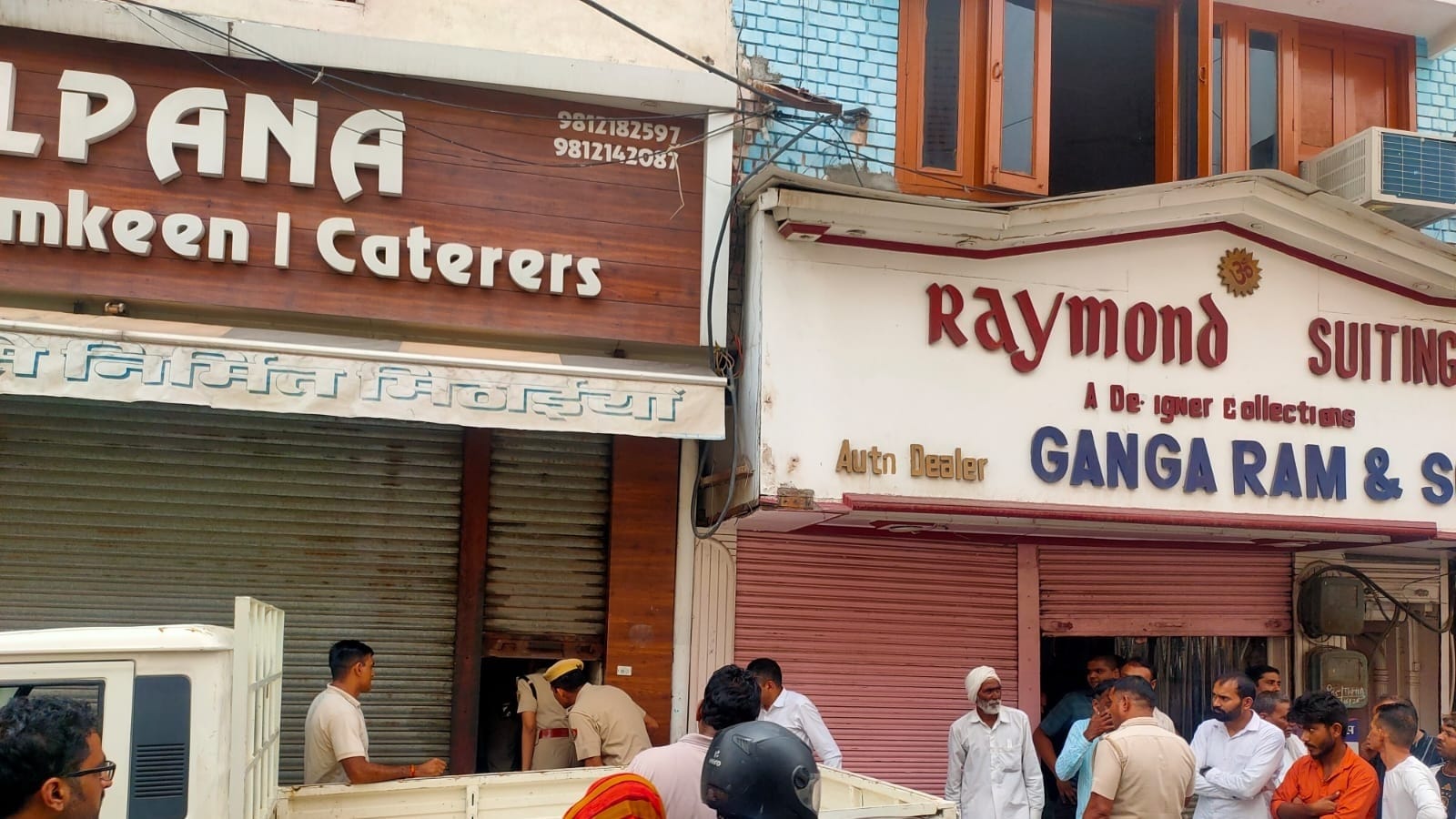 मौके पहुंचे लोग