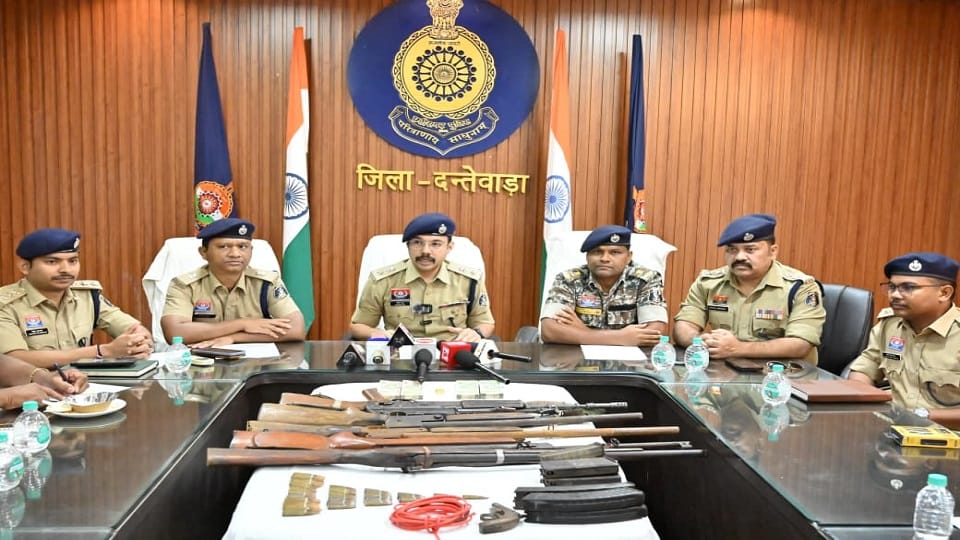 नक्सलियों के पास बरामद हथियार