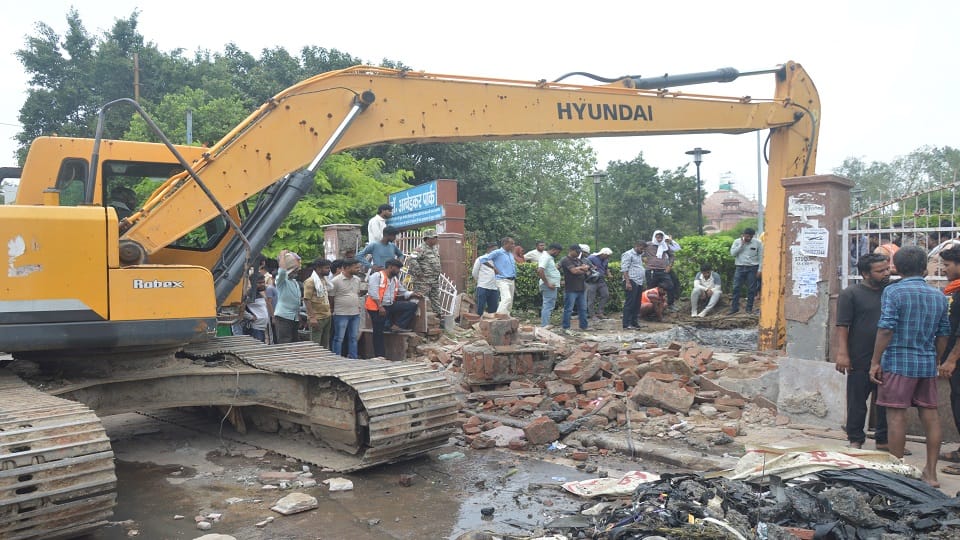 Agra accident Old lady Ganga Devi fell into the drain still missing