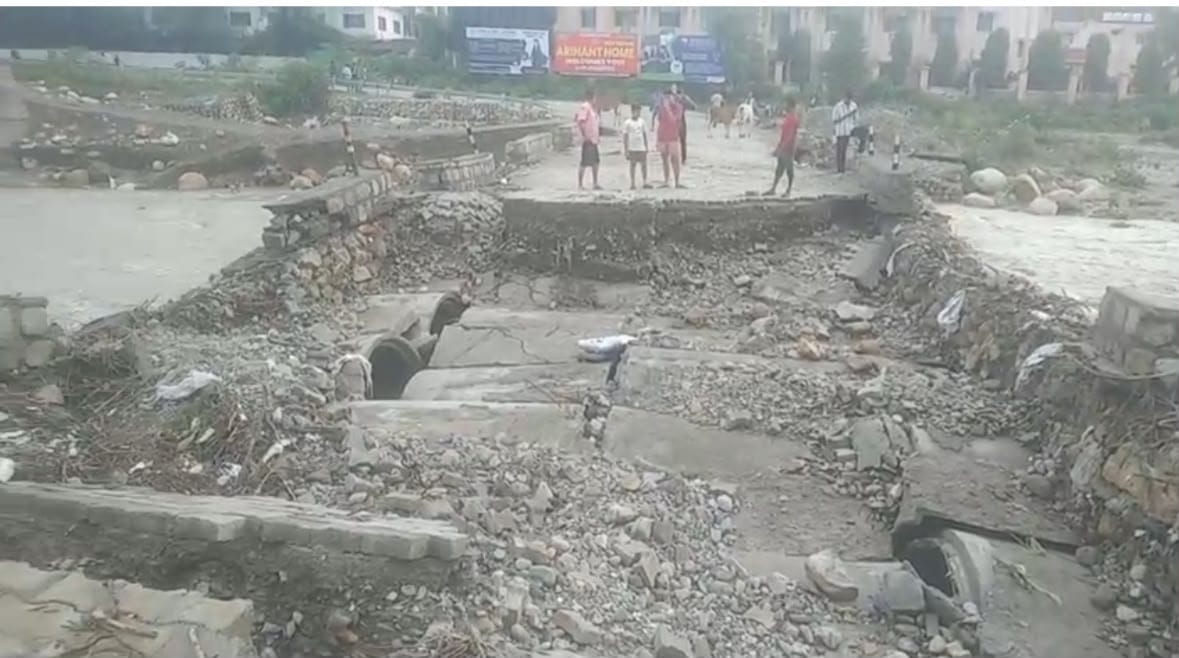 Dehradun Rain causes trouble temporary bridge at Nanda ki Chowki washed away traffic diverted