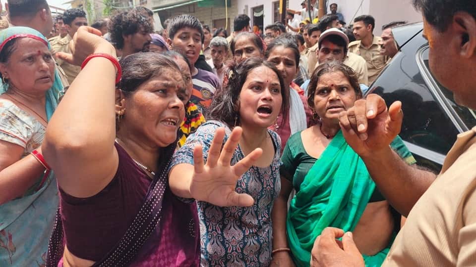 Mechanic dies in Agra family creates ruckus protests for six hours