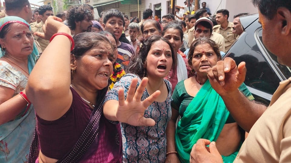 Mechanic dies in Agra family creates ruckus protests for six hours
