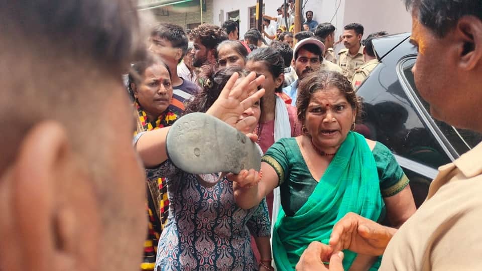Mechanic dies in Agra family creates ruckus protests for six hours