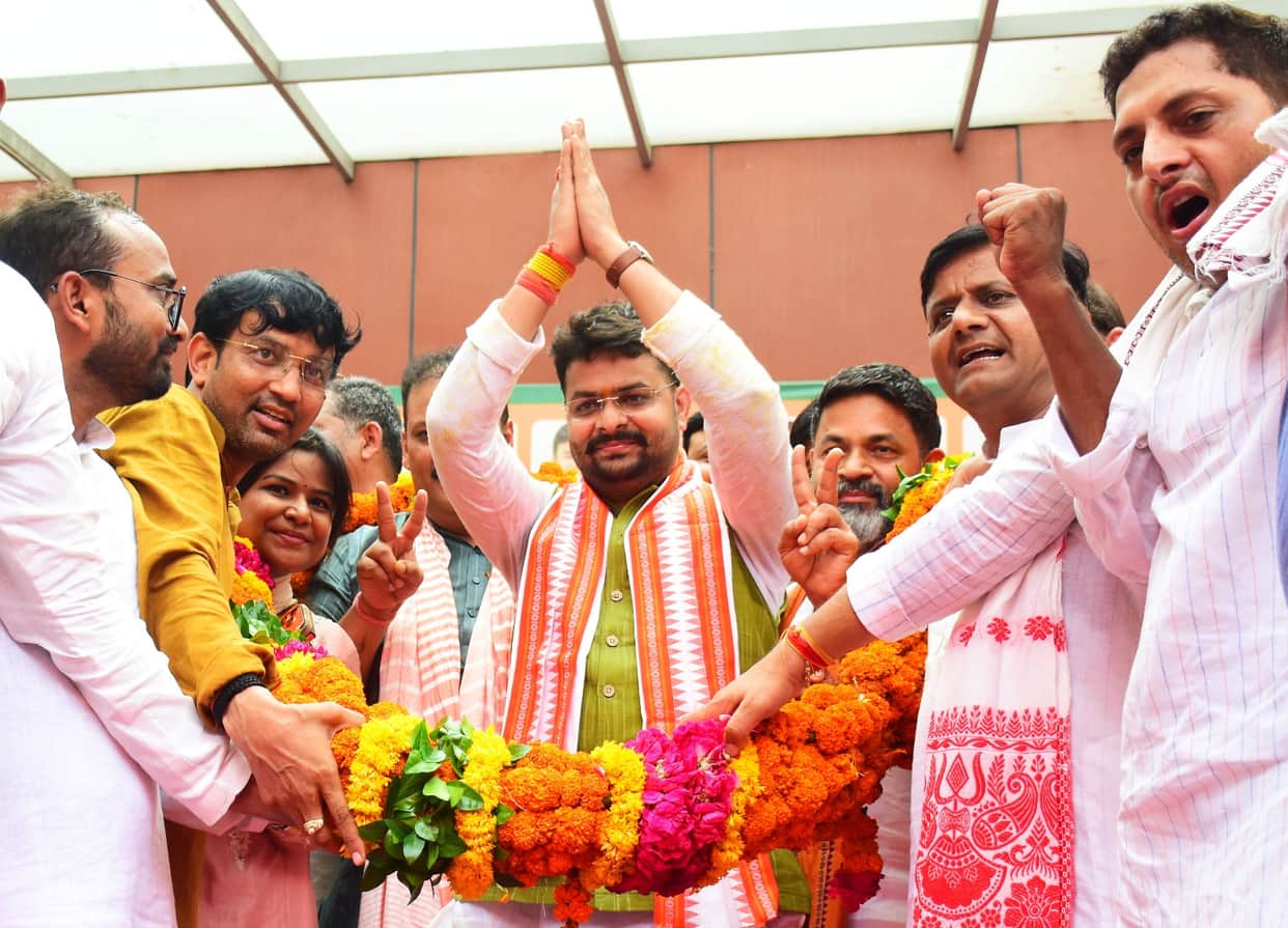 UP: Rohit Mishra takes charge as UP BJP Yuva Morcha president, garlanded with flowers via crane; road show beg
