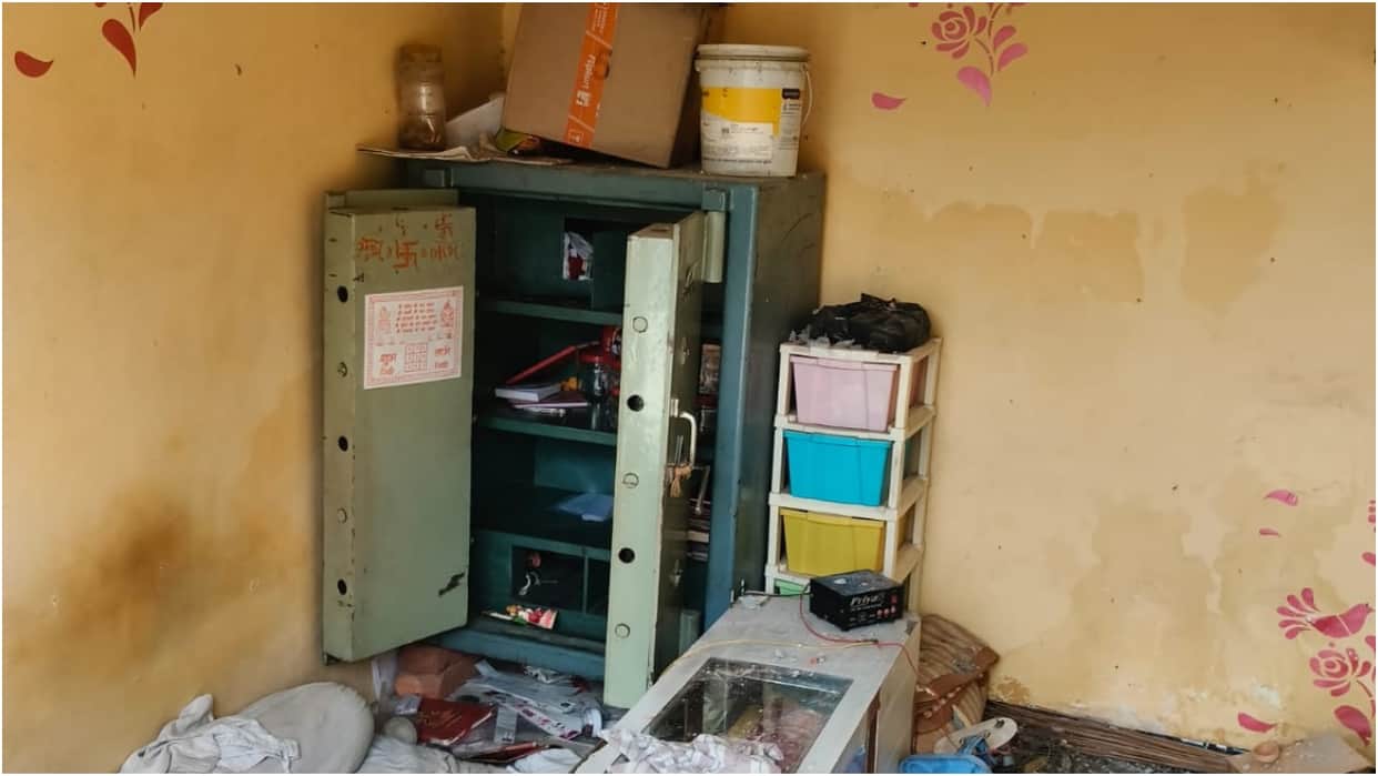 Thieves broke into the jewelry shop by tunneling through the wall and committed theft in Bareilly