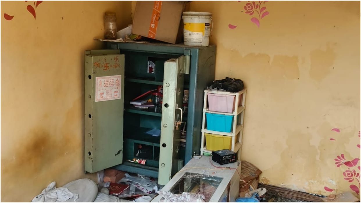 Thieves broke into the jewelry shop by tunneling through the wall and committed theft in Bareilly