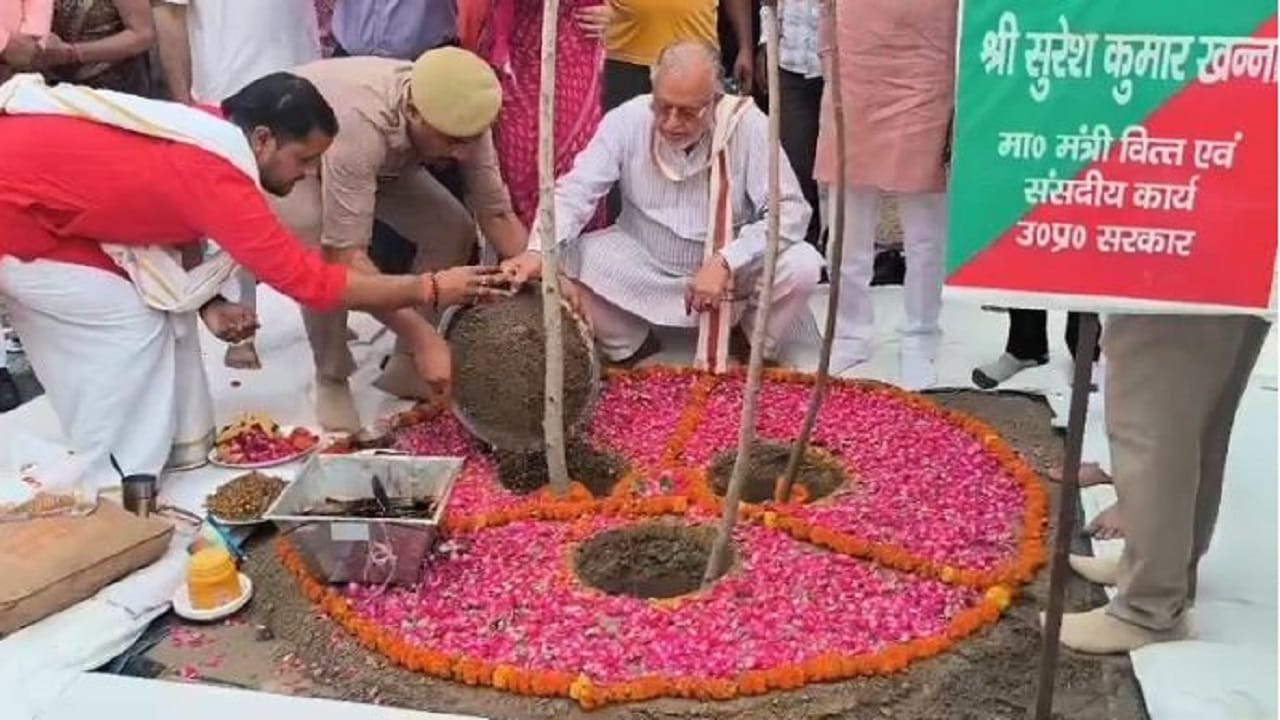 वित्त मंत्री सुरेश कुमार खन्ना ने लगाया पौधा
