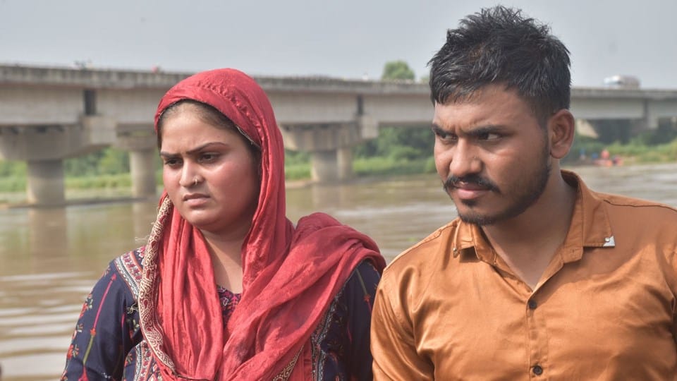 couple committed suicide by jumping off Ramganga River bridge In Moradabad